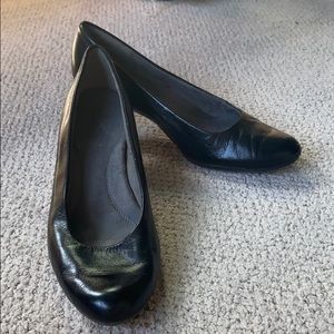 Aerosoles classic + comfy black leather pumps